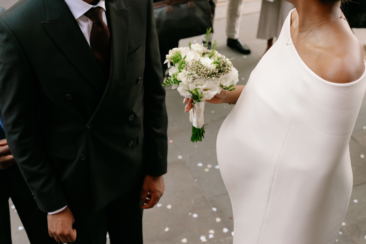 Détail du bouquet et des tenues du mariage civil d'Elizabeth et Jonathan