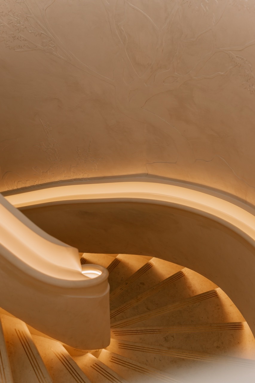 Escalier courbe éclairé par une lumière chaude