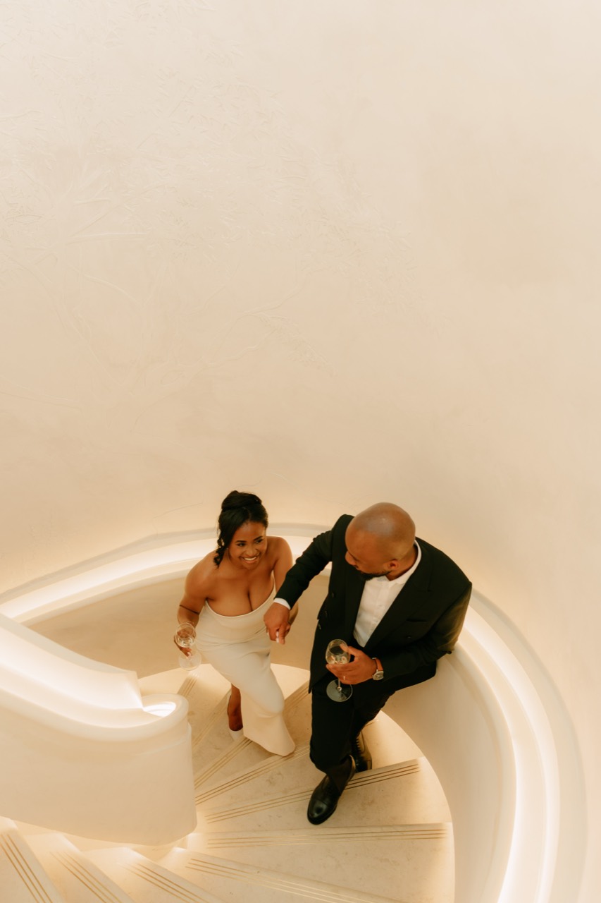 Elizabeth et Jonathan sourient en montant l'escalier