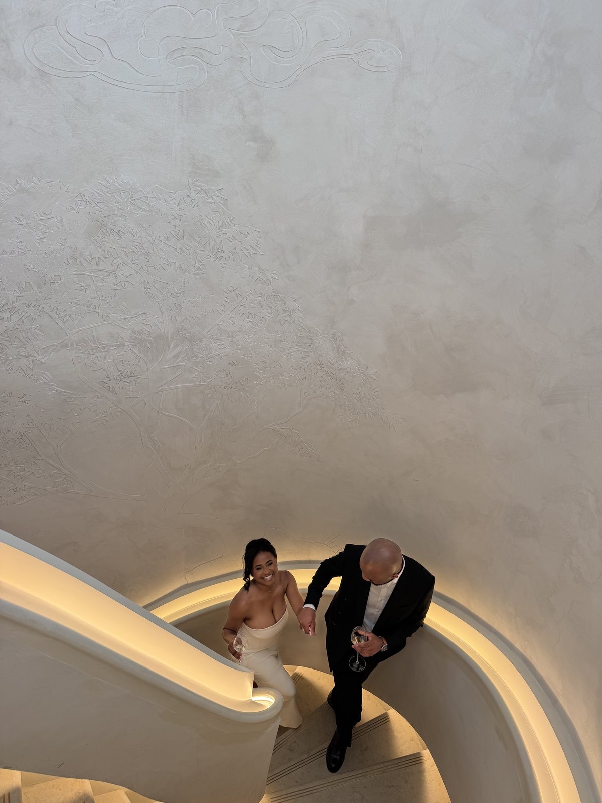 Elizabeth et Jonathan vus depuis le mur sculpté de l'escalier