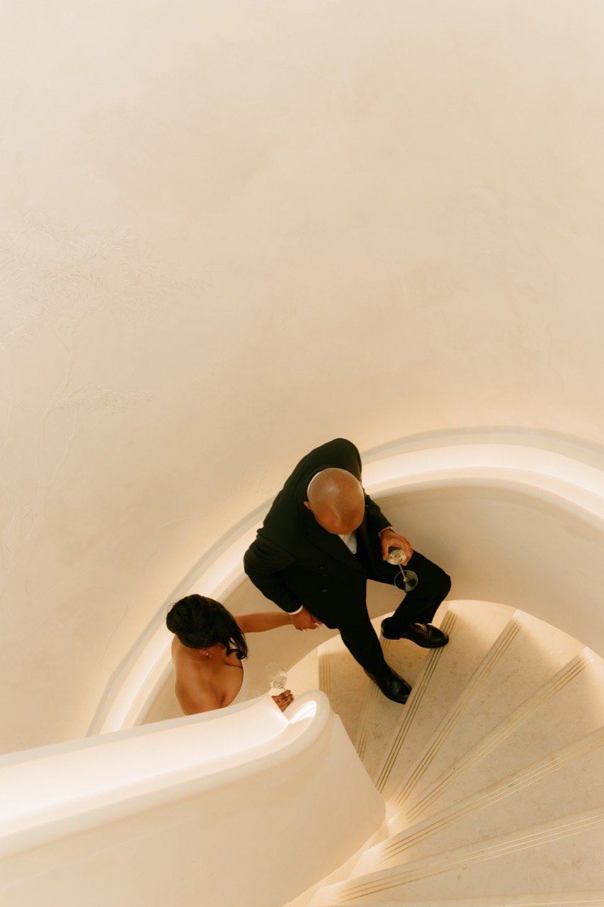 Elizabeth et Jonathan se tiennent la main sur l'escalier
